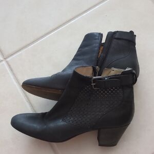 Aquatalia Francie Suede Black Ankle Boots W Lazer Cut Panel Detailing Sz 9